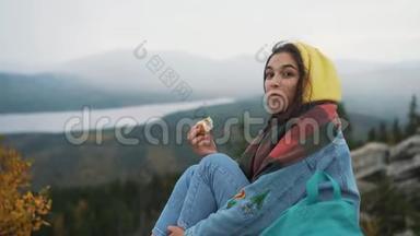 女孩在山顶<strong>吃热狗</strong>。